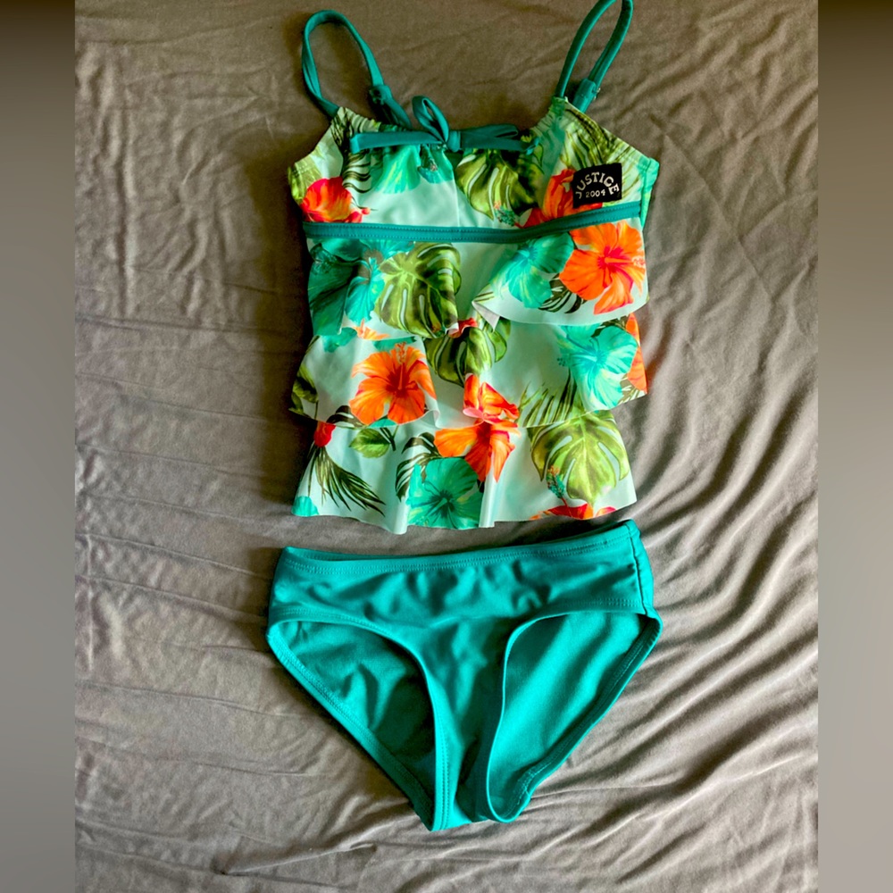 Little girl swim